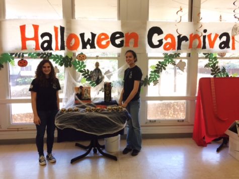 Seniors bring Halloween spirit to Leahi Hospital