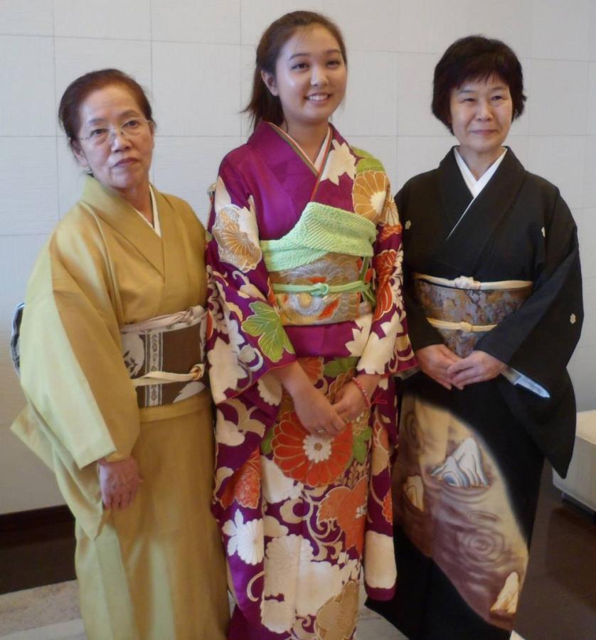 During+her+time+in+Japan%2C+senior+Sara+Tashima+had+the+opportunity+to+learn+how+to+dress+properly+in+the+traditional+kimono.