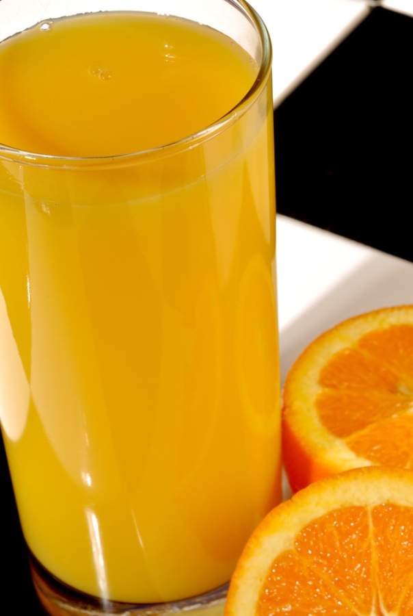 Eight to twelves ounces of orange juice daily may provide health benefits.