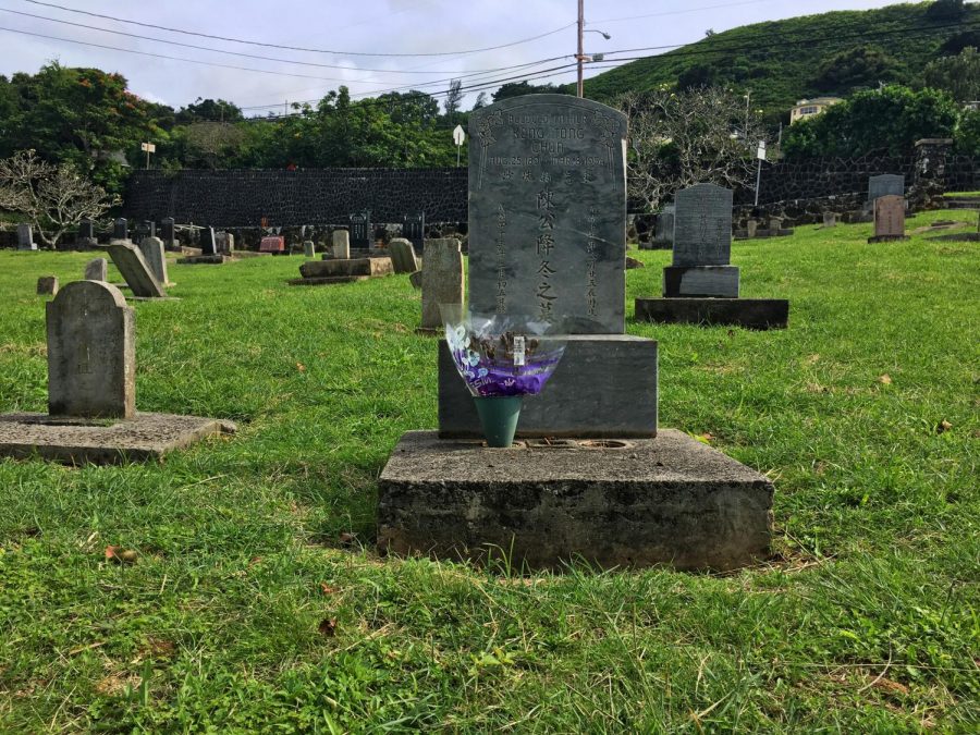 A traditional gravestone found at a Manoa cemetery. Before taking the “Dying and Rising” theology course, many Sacred Hearts Academy students believed that cremation and burials were the only options for the dead. This class prompts students to research other death rituals and to take steps toward planning their funeral and writing their eulogy. Photo by Taylor McKenzie.