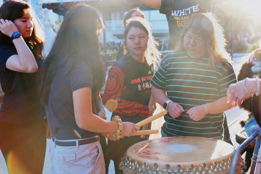 (Left to right) Eighth grader Vanessa Laub and freshmen Tammy Huynh and Clarisa Babauta prepare the drums with a club parent and mentor. According to Chinese mythology, the drumbeat represents the lion’s heartbeat; without it, the lion ceases to exist. It also mimics the tale of how a village fought off the nian beast, known to take children if taxes were unpaid. Villagers made loud noises by banging pots and setting off firecrackers to scare away the monster.
