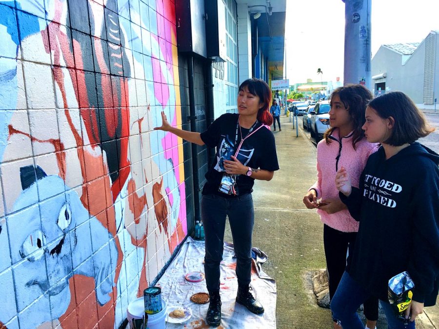Academy+students+chat+with+an+artist+painting+a+mural+in+Kakaako.+Photo+courtesy+of+Malia+Urie.