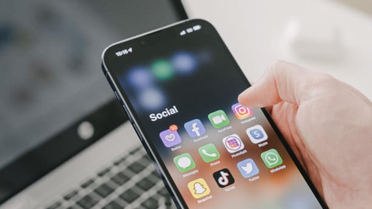 This phone captures apps that people use on a daily basis, including social media apps such as Tiktok, Instagram and Twitter (now known as X). Social media can be beneficial for displaying work such as writing, art and photography. Photo courtesy of iStock. 